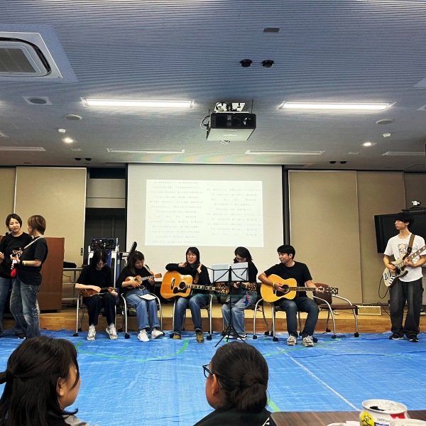 産研フェスタでギターを披露